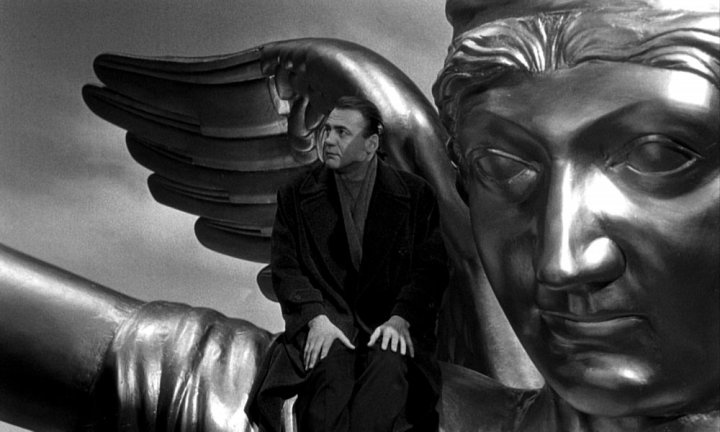 wings-of-desire-1987-004-bruno-ganz-angel-statue-head